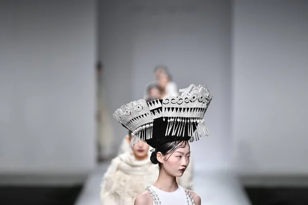 2018年10月25日 在中国北京举行的 2019 年春季 中国时装周夏季中国时装秀上 一位模特展示了一个新的作品 — 图库照片