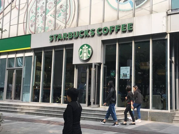 Pěší Procházka Kolem Kavárny Starbucks Kávy Šanghaji Čína Října 2018 — Stock fotografie