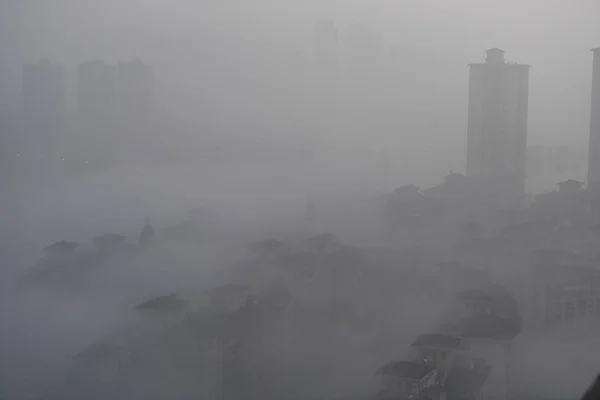 Panorama Výškových Budov Mrakodrapů Zahalené Moři Oblaků Wuhan City Provincie — Stock fotografie