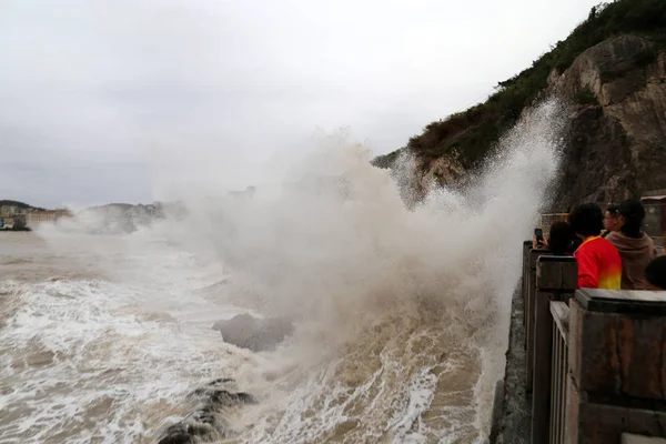 Tidal Furatok Okozta Erős Szél Typhoon Kong Rey Hit Partján — Stock Fotó