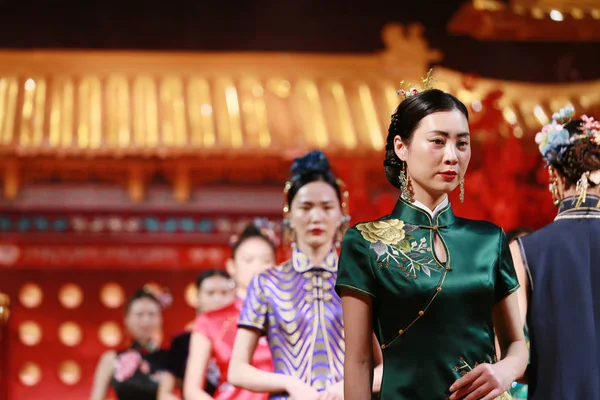 Een Model Wordt Weergegeven Een Traditionele Chinese Bruiloft Jurk Verhaal — Stockfoto