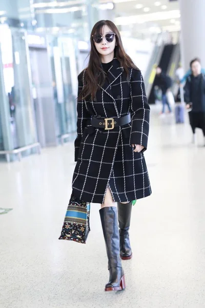 Actriz Hong Kong Angelababy Llega Aeropuerto Internacional Shanghai Hongqiao Antes —  Fotos de Stock