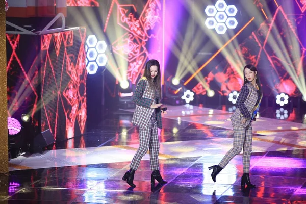 Члены Южнокорейской Женской Группы Exid Выступают Время Южнокорейского Музыкального Телесериала — стоковое фото