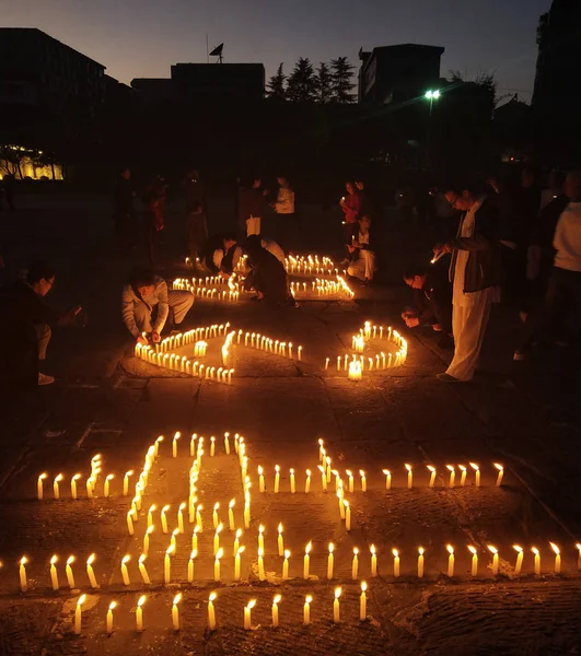 Taoístas Entusiastas Locales Del Kung Queman Velas Para Llorar Famoso —  Fotos de Stock