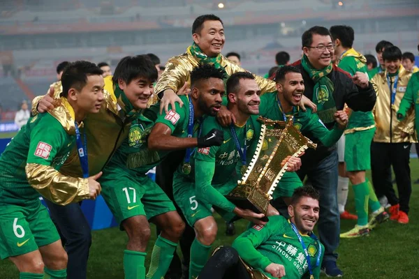 Spelare Beijing Sinobo Guoan Håll Pokalen Att Fira Efter Att — Stockfoto