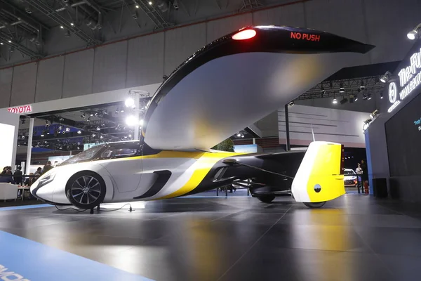 最初中国国際輸入博覧会 Ciie 上海で 2018 日の間に展示されて Aeromobil Vtol 空飛ぶ飛行の組み合わせと運転能力 将来の電気 人乗り飛行タクシーの車の概念 — ストック写真