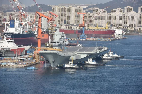 2018 日中国北東部の遼寧省大連市で 番目の海試験を完了した後大連造船工業株式会社の造船所に到着した中国の最初国内造られた航空母艦タイプ 001 — ストック写真