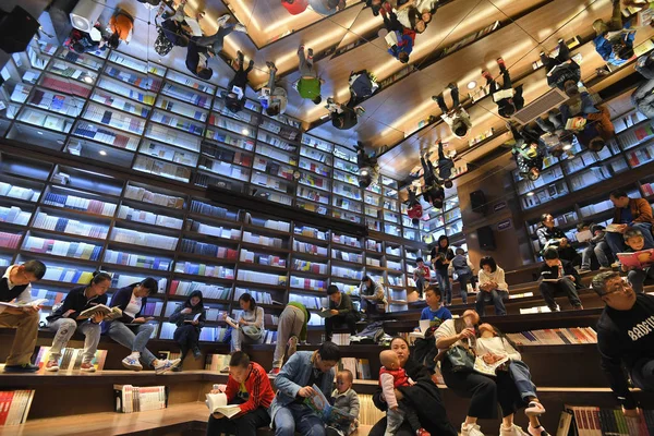 Customers Read Books Bookstore Zhongshuge Inspired Local Residents Due Unique — Stock Photo, Image