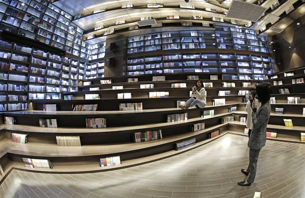 Los Clientes Leen Libros Librería Zhongshuge Inspirados Por Los Residentes —  Fotos de Stock