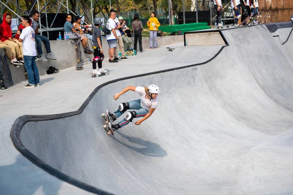 Gracz Bierze Udział Sesji Treningowej Przed 2018 Skate Park Skateboarding — Zdjęcie stockowe