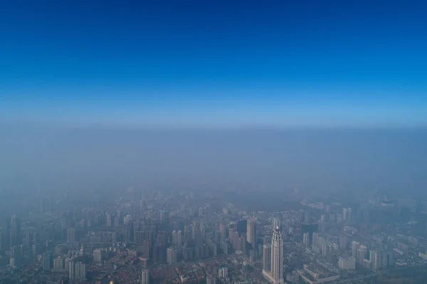 Vue Aérienne Gratte Ciel Entourés Brouillard Épais Dans Ville Wuhan — Photo