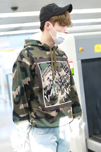中国歌手兼演员张宜兴 俗称韩中男孩集团 Exo 于2018年10月8日抵达中国北京首都国际机场 — 图库照片