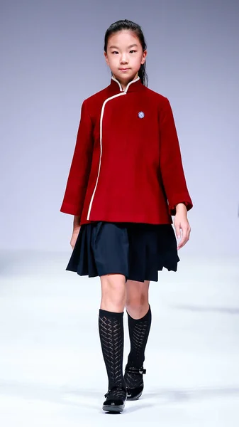 学生制服のセットを提示で北京ファッション工科大学 北京で 2018 — ストック写真