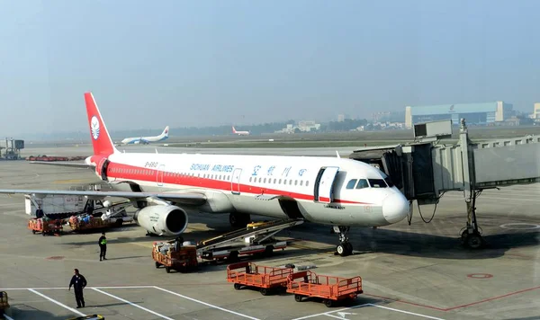 Egy Sugárhajtású Repülőgép Szecsuán Légitársaságok Leveszi Shenyang Taoxian International Airport — Stock Fotó