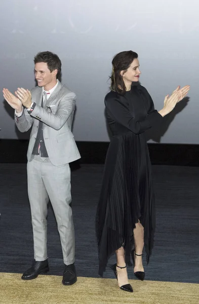 英国演员埃迪 雷德梅恩 和美国女演员凯瑟琳 沃特斯顿出席了2018年10月28日在中国北京举行的电影 神奇野兽 格林德沃的罪行 的粉丝会议活动 — 图库照片