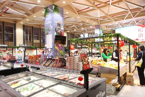 2018年12月1日 在中国上海 由人工智能支持的中国首家超市购物的顾客 — 图库照片