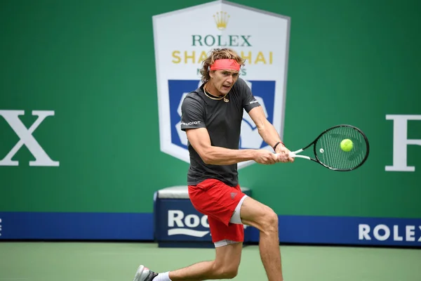 ドイツのアレクサンダー ズヴェーレフ戻りますショット ニコロス Basilashvili ジョージアの男子シングルスの彼らの第二ラウンドの試合で 2018 上海市にロレックス上海マスターズ 2018 テニスのトーナメント中に — ストック写真