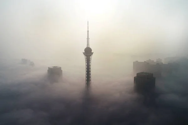 2018年11月26日 中国东部江苏省常州市被大雾笼罩的摩天大楼鸟图 — 图库照片