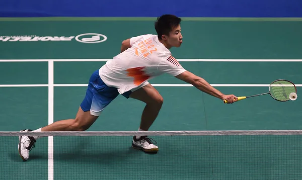 中国の Guangzu を返しますショット韓国の李鉉 に男子シングルスの第 回決勝戦で大会中に Hsbc Bwf 世界ツアー マカオ オープン — ストック写真