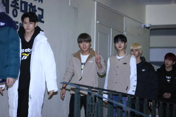 Участники Южнокорейской Бойз Группы Wanna One Приняли Участие Рекламном Мероприятии — стоковое фото