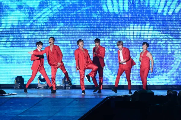 Miembros Boy Band Surcoreana Shinhwa Tocan Durante Concierto Gira Del —  Fotos de Stock