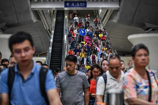 Los Turistas Pasajeros Chinos Llenan Estación Tren Del Sur Guangzhou —  Fotos de Stock