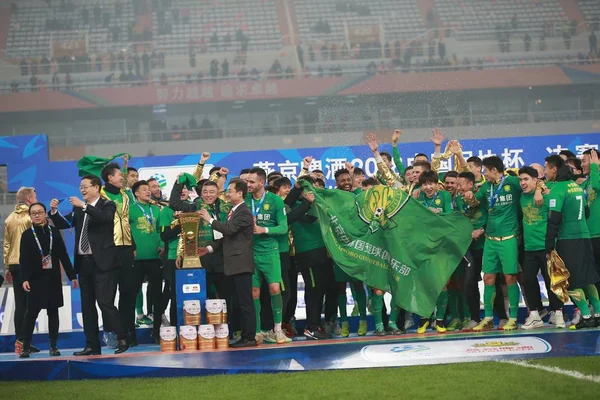 Spelare Beijing Sinobo Guoan Håll Pokalen Att Fira Efter Att — Stockfoto