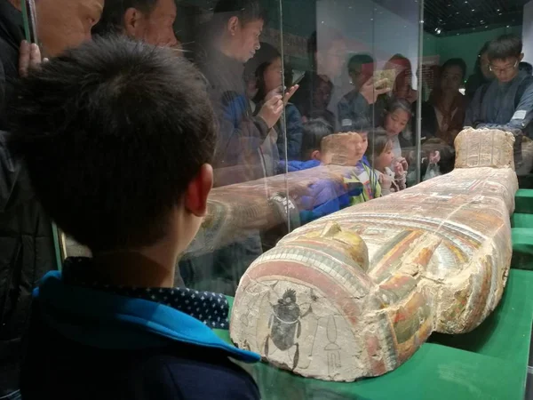 Uma Múmia Com Uma Máscara Ouro Antigo Egito Está Exibição — Fotografia de Stock