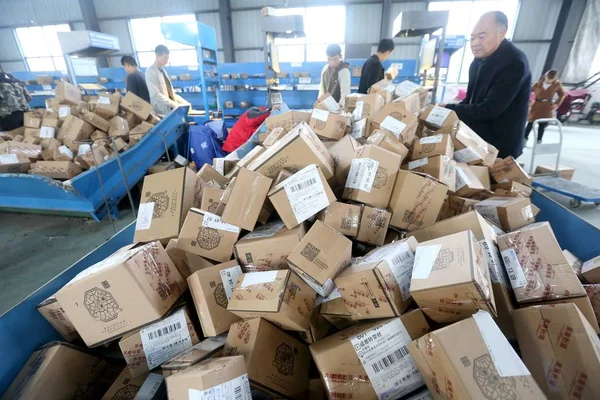 Chinese Workers Sort Out Parcels Most Which Singles Day Online — Stock Photo, Image