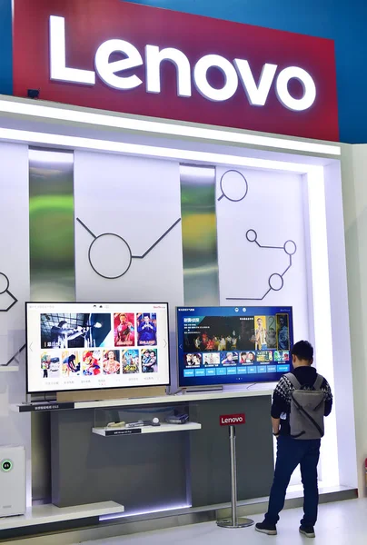 Ludzie Odwiedzenia Stoiska Maker Chiński Komputera Osobistego Lenovo Podczas Expo — Zdjęcie stockowe