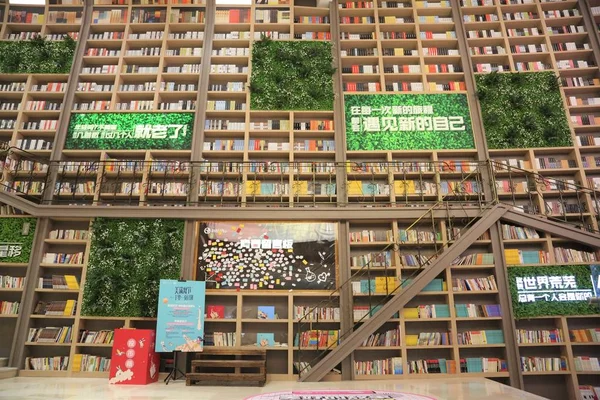 2018年10月9日 重庆一家购物中心书架上的数千本书形成了10米高的书墙 — 图库照片
