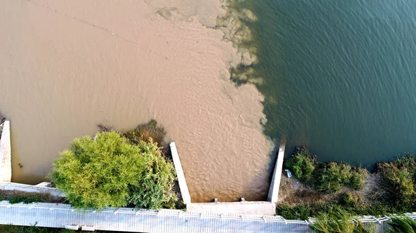 Luftaufnahme Des Sandigen Wassers Das Aus Einem Abwasserabfluss Einen Sauberen — Stockfoto
