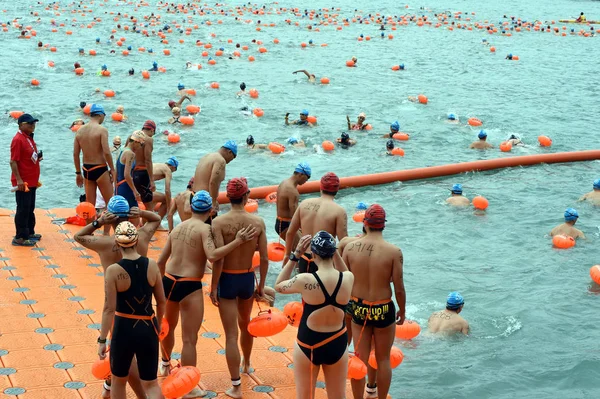 2018年10月21日 中国で毎年恒例のクロスハーバースイムに数千人の水泳選手が参加 — ストック写真
