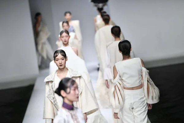 Los Modelos Exhiben Nuevas Creaciones Desfile Moda Niu Durante Semana —  Fotos de Stock