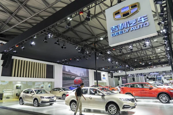 Gente Visita Stand Geely Durante Shanghai Pudong International Automotive Exhibition — Foto de Stock