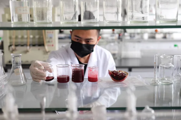Estudiante Chino Zhang Tian Utiliza Materias Primas Para Hacer Pintalabios — Foto de Stock