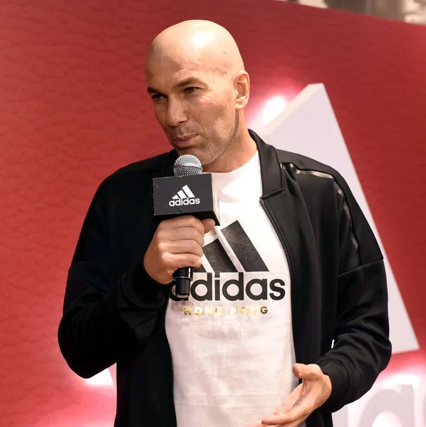 フランス サッカーのスーパー スター ジネディーヌ ジダンのコーチに 2018 香港でアディダスの旗艦店でファン ミーティング イベントを出席します — ストック写真