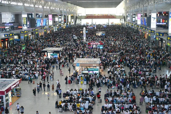Turistas Passageiros Chineses Superlotam Estação Ferroviária Xangai Hongqiao Durante Feriado — Fotografia de Stock