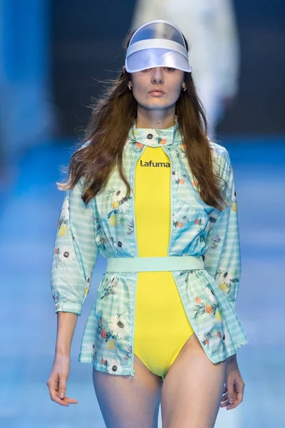 Een Model Toont Een Nieuwe Creatie Fashion Show Van Lafuma — Stockfoto