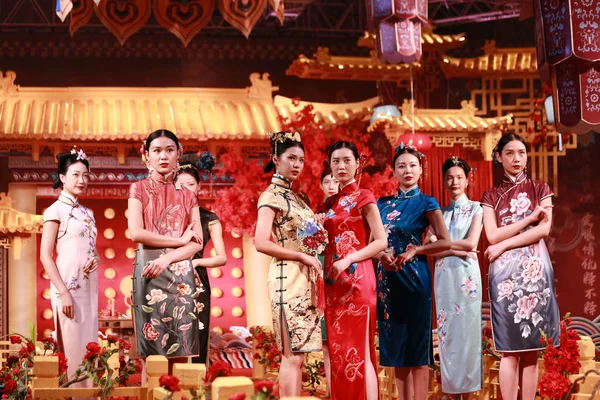 モデル表示 Yanxi 宮殿の話 で中国の伝統的な結婚式ドレス 2018 日中部中国河南省鄭州市の ワンダ Wenhua ホテルでテーマの結婚式を — ストック写真