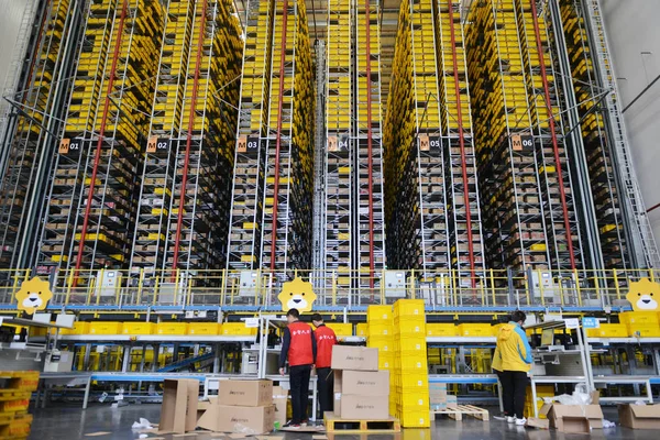 Los Trabajadores Chinos Trabajan Mayor Base Logística Inteligente Asia Llamada — Foto de Stock