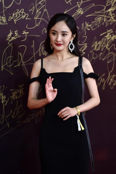 Chinese Actrice Yang Vormt Als Rode Loper Voor 17De Huabiao — Stockfoto