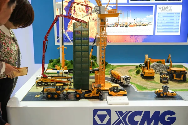 Люди Посещают Стенд Xuzhou Construction Machinery Group Xcmg Время Выставки — стоковое фото