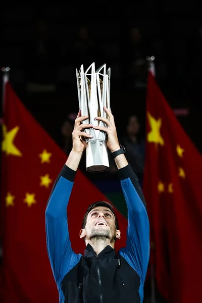 Novak Djokovic Della Serbia Regge Suo Trofeo Campione Dopo Aver — Foto Stock