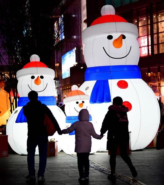 Riesige Beleuchtete Dekorationen Form Von Schneemännern Anlässlich Des Bevorstehenden Weihnachtsfestes — Stockfoto