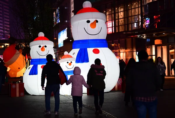 Riesige Beleuchtete Dekorationen Form Von Schneemännern Anlässlich Des Bevorstehenden Weihnachtsfestes — Stockfoto