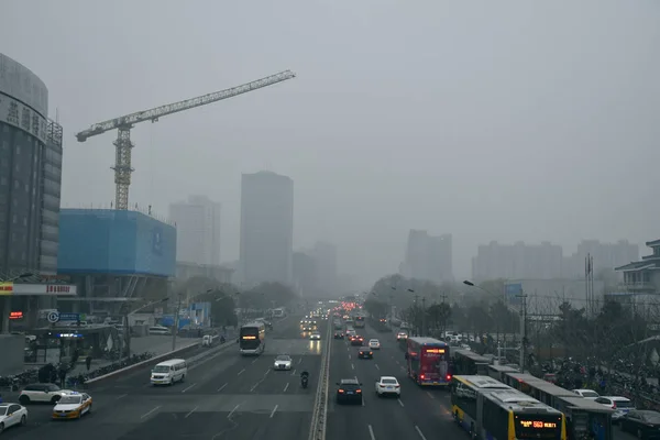 Carros Dirigem Uma Estrada Forte Neblina Cbd Central Business District — Fotografia de Stock