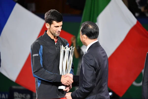 Novak Djokovic Sérvia Esquerda Segurando Seu Troféu Campeão Aperta Mão — Fotografia de Stock