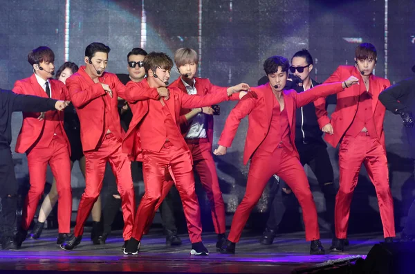 Taiwan Out Miembros Boy Band Surcoreana Shinhwa Tocan Durante Concierto —  Fotos de Stock