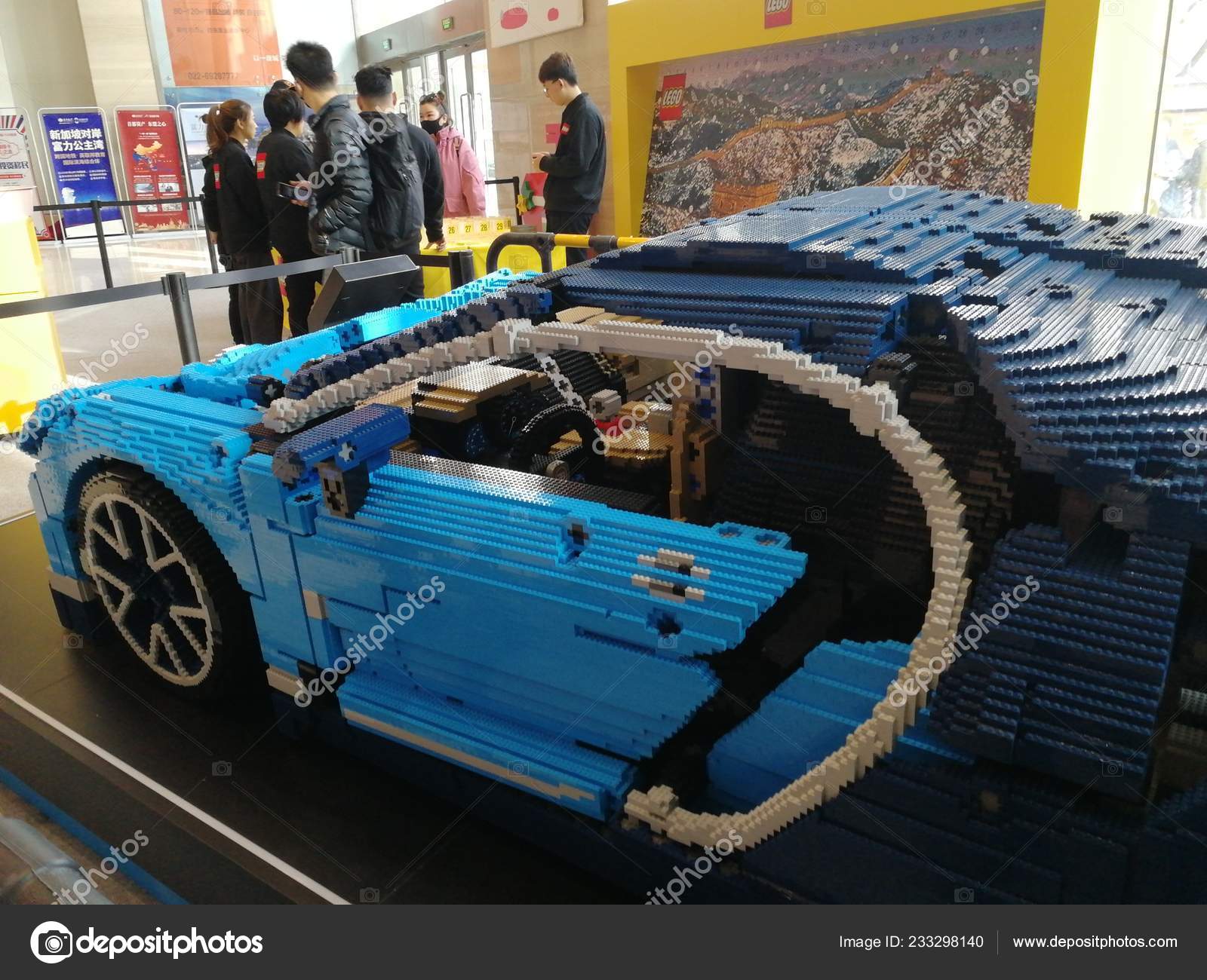 fuldstændig Bliv sur Shaded Replica Bugatti Chiron Luxury Car Constructed 230 000 Lego Bricks – Stock  Editorial Photo © ChinaImages #233298140